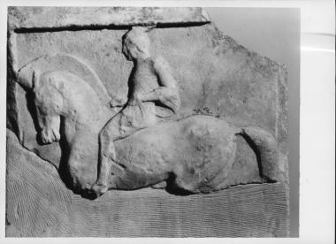 Αποσπασματικό ανάγλυφο με παράσταση ιππέα