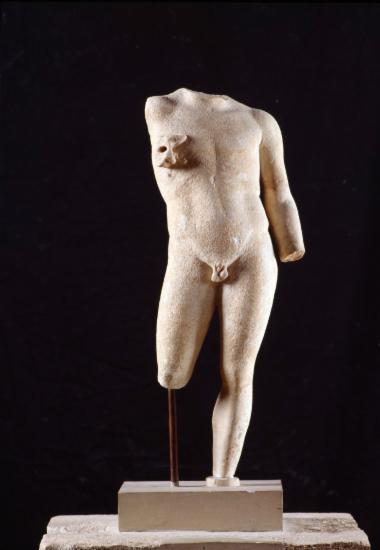 Μαρμάρινο άγαλμα ανδρικής μορφής από το χώρο του ιερού της Δήμητρας