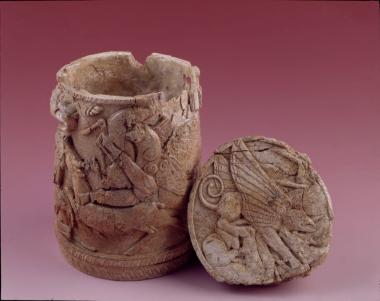 Πυξίδα από ελεφαντοστό με ανάγλυφη διακόσμηση γρυπών που σπαράσσουν ελάφι