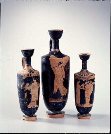 Τρεις ερυθρόμορφες λύκηθοι με απεικόνιση φτερωτής Νίκης από την Ιωλκό.