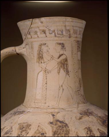 Πήλινο αγγείο. Λεπτομέρεια της παράστασης του λαιμού με ζευγάρι άνδρα και γυναίκας