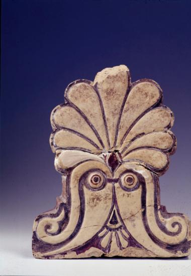 Κορυφαίες κεραμίδες με ανθέμιο και γραπτή διακόσμηση από αρχαϊκό ναό στην Αίγειρα