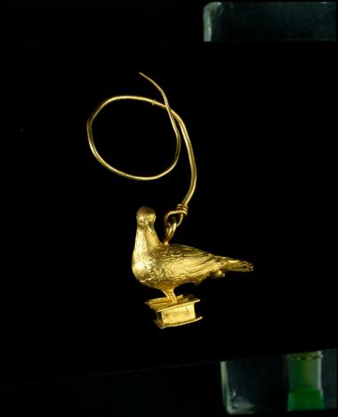 Χρυσό ενώτιο με μορφή περιστεριού από το βόρειο νεκροταφείο της αρχαίας Πάτρας