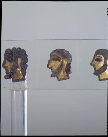 Ανδρικά προσωπεία από χρυσό και νιέλλο  από το ανάκτορο του Νέστορος