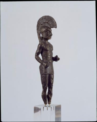 Χάλκινο ειδώλιο οπλίτη από το ιερό του Απόλλωνος Κορύθου, νότια του ναού Γ