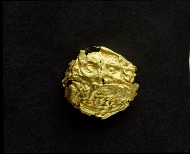 Χρυσό σφυρήλατο έλασμα με κεφαλή Ηρακλή