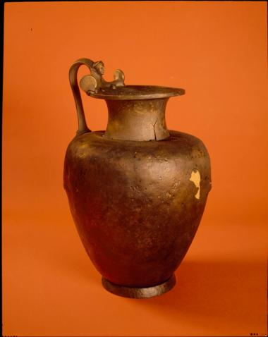 Χάλκινη υδρία με επιγραφή 