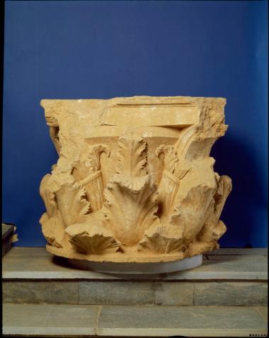 Κορινθιακό κιονόκρανο από τον ναό του Διός