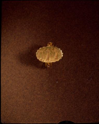 Χρυσό δαχτυλίδι από το μυκηναϊκό νεκροταφείο των Αηδονιών