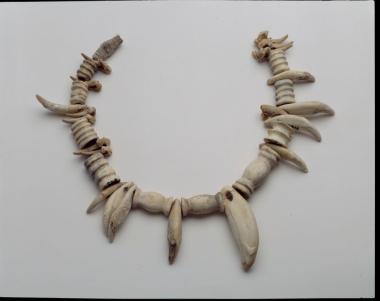 Οστέινο περιδέραιο με δόντια