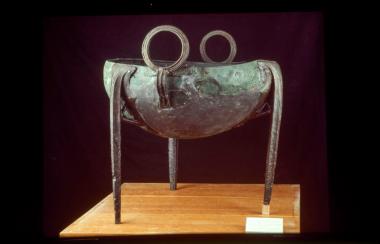 Χάλκινος τριποδικός λέβητας