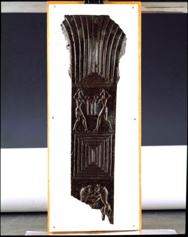 Χάλκινο πόδι τρίποδα, με παράσταση λεόντων και διαμάχης για το δελφικό τρίποδα