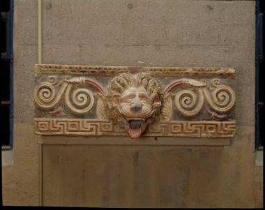 Πήλινη σίμη-υδρορρόη με λεοντοκεφαλή από τα Βόρεια καταστήματα