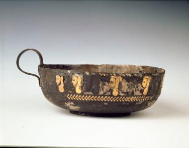 Μόνωτο κύπελλο με ένθετες ανδρικές κεφαλές