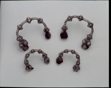 Τέσσερις ασημένιες και σιδερένιες πόρπες