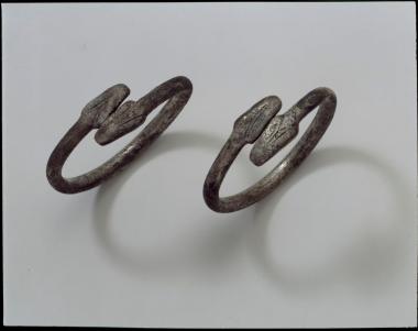 Δύο ασημένια βραχιόλια