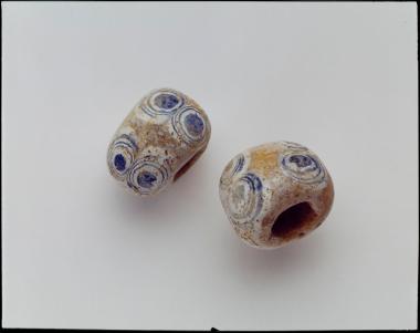 Δύο γυάλινες χάντρες