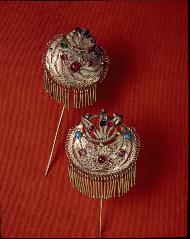 Δύο ασημένιες επιχρυσωμένες καρφίδες