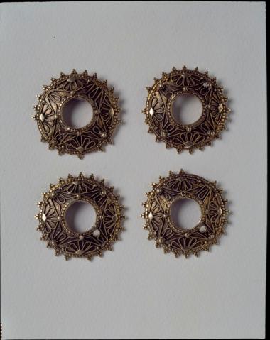 Τέσσερις χρυσές πούκλες (πόρπες)