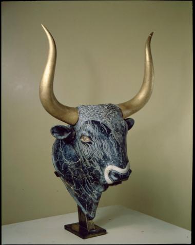 Ρυτό σε σχήμα κεφαλής ταύρου από οφείτη με ενθέσεις στο ρύγχος και στα μάτια από μάργαρο, ερεία κρύσταλλο και ίασπι