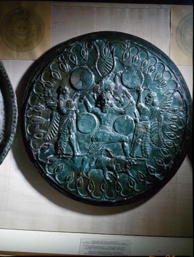 χάλκινο τύμπανο με παράσταση που απηχεί το μύθο της γέννησης και της ανατροφής του Δία από τους Κουρήτες