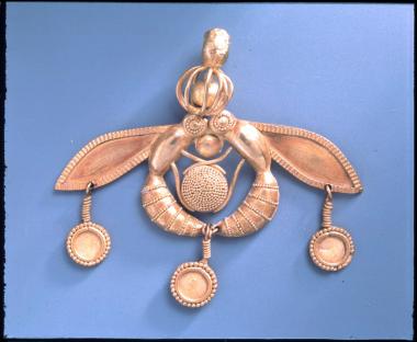 χρυσό περιίαπτο με μέλισσες