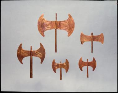 χρυσοί διπλοί πελέκεις από σπήλαιο