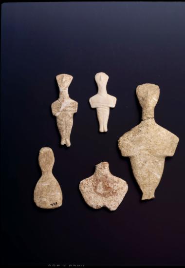 μαρμάρινα κυκλαδικά ειδώλια από τους τάφους του Γερόκαμπου