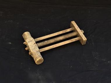 Ξύλινη πρέσα για την παραγωγή τυριού.