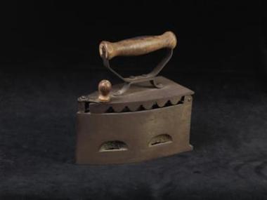 Σίδερο σιδερώματος με κάρβουνο - βαποράκι.