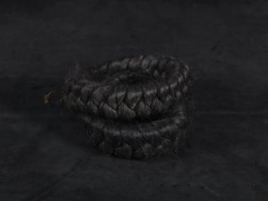 Πλεξούδες από φυσικά μαλλιά.