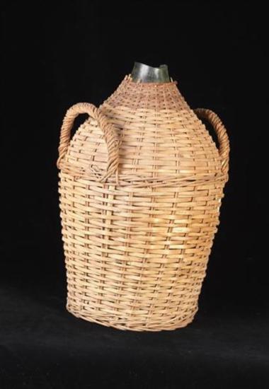 Γυάλινο δοχείο καλυμμένο με ψάθινο πλέγμα - νταμιτζάνα.