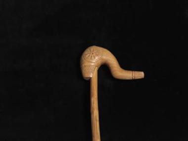 Ξύλινη σκαλιστή γκλίτσα.