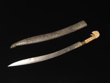 Γιαταγάνι με κοκάλινη  λαβή, ασημένια θήκη.