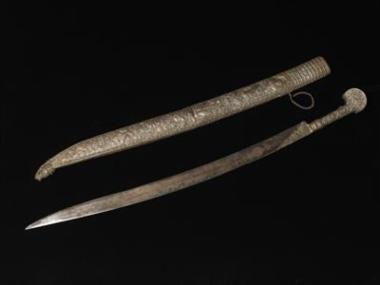 Γιαταγάνι με ασημένια λαβή και θήκη.