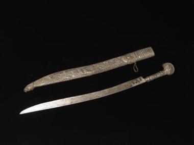 Γιαταγάνι με ασημένια λαβή και θήκη.