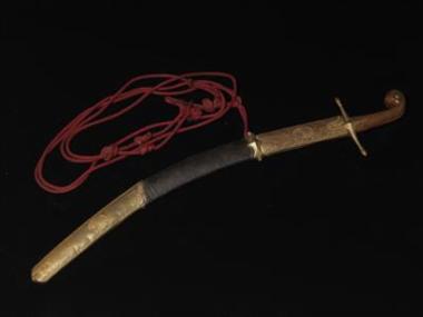 Σπάθα κυρτή, με ξύλινη λαβή, δερμάτινη θήκη και ασημένια  επένδυση.