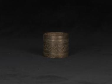 Χάλκινο πιάτο με εγχάρακτη διακόσμηση.