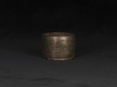 Χάλκινο κύπελο με εγχάρακτη διακόσμηση.