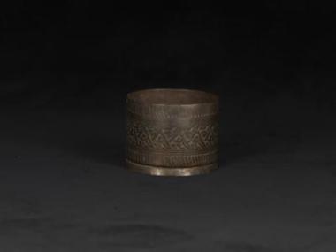 Χάλκινο κύπελο με εγχάρακτη διακόσμηση.