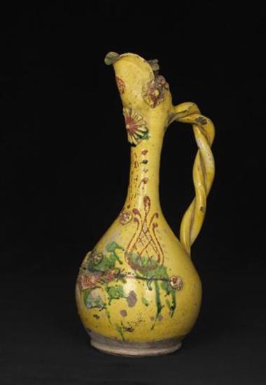 Κανάτα πήλινη με γραπτό διάκοσμο και πλαστική λαβή.