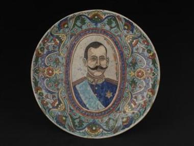 Πιάτο από φαγεντιανή με έντυπη ζωγραφιά ιστορικής εικονογραφίας.