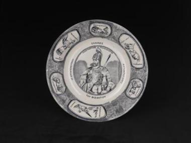 Πιάτο από φαγεντιανή με έντυπη ζωγραφιά ιστορικής εικονογραφίας.