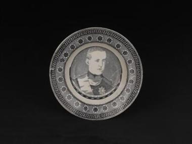 Πιάτο από φαγεντιανή με έντυπη ζωγραφιά ιστορικής εικονογραφίας.