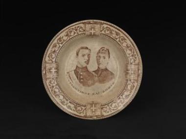 Πιάτο από φαγεντιανή με έντυπη ζωγραφιά ιστορικής εικονογραφίας.