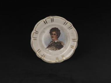 Πιάτο από φαγεντιανήε με έντυπη έγχρωμη ζωγραφιά ιστορικής εικονογραφίας.