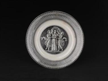 Πιάτο από φαγεντιανή με έντυπη ζωγραφιά ιστορικής εικονογραφίας.