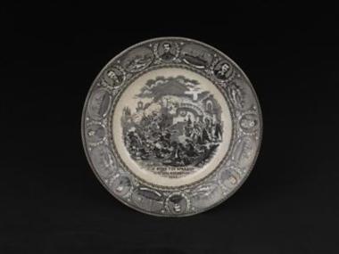 Πιάτο από φαγεντιανή με έντυπη ζωγραφιά ιστορικής εικονογραφίας.