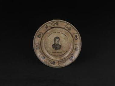 Πιάτο από φαγεντιανή με έντυπη ζωγραφιά ιστορικής εικονογραφίας.