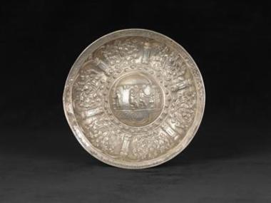 Τάσι λουτρού με παράσταση γυναικών στο χαμάμ.